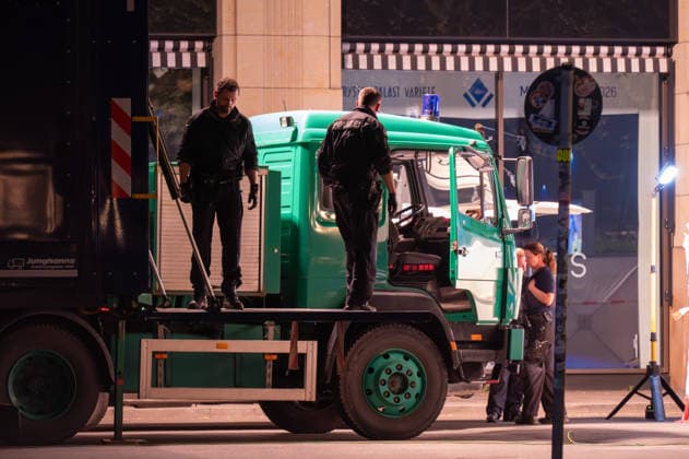Leipzig car drives through crowd of people city center Forensics begin work at the scene On Monday afternoon, there was an extensive emergency situation in Leipzig city center in the area of Augustusplatz, Copyright: xEHLxMediax 20260504_leipzig-pkw-menschenmenge_87