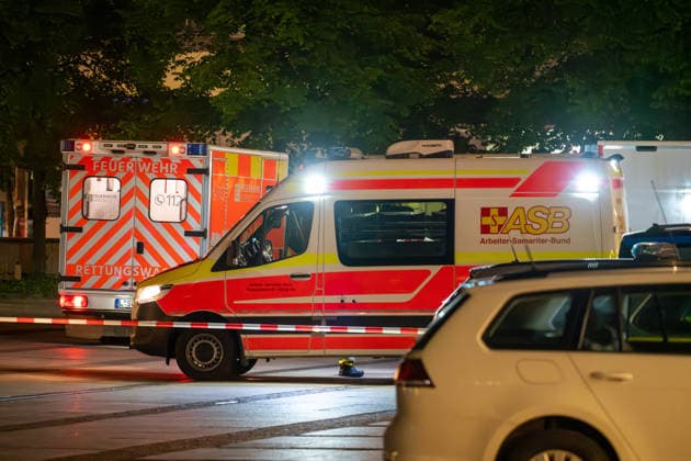 Leipzig: Auto fährt durch Menschenmenge Innenstadt Einsatzkräfte betreuen Opfer und Zeugen der Tat Am Montagnachmittag kam es in der Leipziger Innenstadt im Bereich des Augustusplatzes zu einer umfangreichen Einsatzlage, bei der ein Massenanfall von Verletzten (MANV) ausgerufen wurde. Nach ersten Erkenntnissen war ein Fahrzeug im innerstädtischen Bereich unterwegs und erfasste dabei mehrere Personen, wobei sich die Lage vom Augustusplatz über die Grimmaische Straße bis in den Bereich Markt erstreckte. Nach Angaben des Leipziger Branddirektors Axel Schuh wurden zwei Personen so schwer verletzt, dass sie noch vor Ort beziehungsweise kurze Zeit später verstarben, während zwei weitere Menschen schwere Verletzungen erlitten und nach e Copyright: xEHLxMediax 20260504_leipzig-pkw-menschenmenge_100