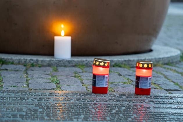 Leipzig: Auto fährt durch Menschenmenge Innenstadt Einsatzkräfte betreuen Opfer und Zeugen der Tat Am Montagnachmittag kam es in der Leipziger Innenstadt im Bereich des Augustusplatzes zu einer umfangreichen Einsatzlage, bei der ein Massenanfall von Verletzten (MANV) ausgerufen wurde. Nach ersten Erkenntnissen war ein Fahrzeug im innerstädtischen Bereich unterwegs und erfasste dabei mehrere Personen, wobei sich die Lage vom Augustusplatz über die Grimmaische Straße bis in den Bereich Markt erstreckte. Nach Angaben des Leipziger Branddirektors Axel Schuh wurden zwei Personen so schwer verletzt, dass sie noch vor Ort beziehungsweise kurze Zeit später verstarben, während zwei weitere Menschen schwere Verletzungen erlitten und nach e Copyright: xEHLxMediax 20260504_leipzig-pkw-menschenmenge_88