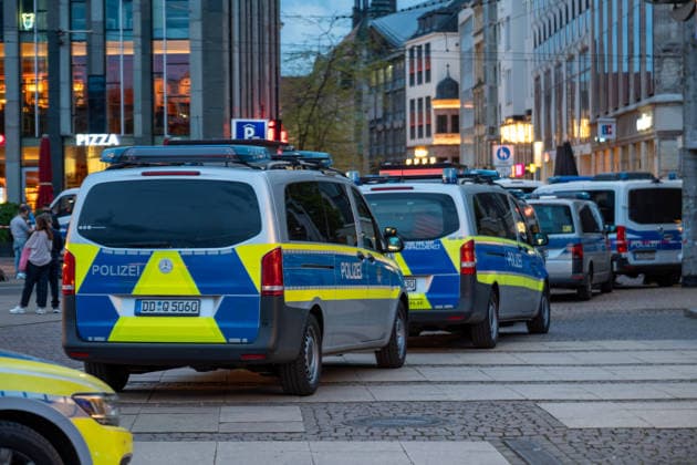 Leipzig: Auto fährt durch Menschenmenge Innenstadt Einsatzkräfte betreuen Opfer und Zeugen der Tat Am Montagnachmittag kam es in der Leipziger Innenstadt im Bereich des Augustusplatzes zu einer umfangreichen Einsatzlage, bei der ein Massenanfall von Verletzten (MANV) ausgerufen wurde. Nach ersten Erkenntnissen war ein Fahrzeug im innerstädtischen Bereich unterwegs und erfasste dabei mehrere Personen, wobei sich die Lage vom Augustusplatz über die Grimmaische Straße bis in den Bereich Markt erstreckte. Nach Angaben des Leipziger Branddirektors Axel Schuh wurden zwei Personen so schwer verletzt, dass sie noch vor Ort beziehungsweise kurze Zeit später verstarben, während zwei weitere Menschen schwere Verletzungen erlitten und nach e Copyright: xEHLxMediax 20260504_leipzig-pkw-menschenmenge_90
