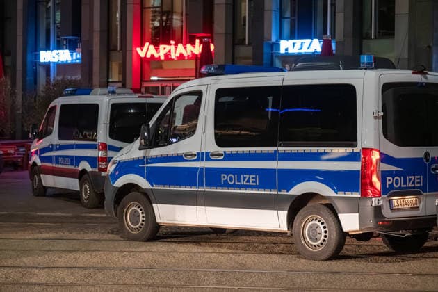Leipzig: Auto fährt durch Menschenmenge Innenstadt Einsatzkräfte betreuen Opfer und Zeugen der Tat Am Montagnachmittag kam es in der Leipziger Innenstadt im Bereich des Augustusplatzes zu einer umfangreichen Einsatzlage, bei der ein Massenanfall von Verletzten (MANV) ausgerufen wurde. Nach ersten Erkenntnissen war ein Fahrzeug im innerstädtischen Bereich unterwegs und erfasste dabei mehrere Personen, wobei sich die Lage vom Augustusplatz über die Grimmaische Straße bis in den Bereich Markt erstreckte. Nach Angaben des Leipziger Branddirektors Axel Schuh wurden zwei Personen so schwer verletzt, dass sie noch vor Ort beziehungsweise kurze Zeit später verstarben, während zwei weitere Menschen schwere Verletzungen erlitten und nach e Copyright: xEHLxMediax 20260504_leipzig-pkw-menschenmenge_93