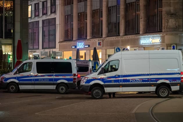 Leipzig: Auto fährt durch Menschenmenge Innenstadt Einsatzkräfte betreuen Opfer und Zeugen der Tat Am Montagnachmittag kam es in der Leipziger Innenstadt im Bereich des Augustusplatzes zu einer umfangreichen Einsatzlage, bei der ein Massenanfall von Verletzten (MANV) ausgerufen wurde. Nach ersten Erkenntnissen war ein Fahrzeug im innerstädtischen Bereich unterwegs und erfasste dabei mehrere Personen, wobei sich die Lage vom Augustusplatz über die Grimmaische Straße bis in den Bereich Markt erstreckte. Nach Angaben des Leipziger Branddirektors Axel Schuh wurden zwei Personen so schwer verletzt, dass sie noch vor Ort beziehungsweise kurze Zeit später verstarben, während zwei weitere Menschen schwere Verletzungen erlitten und nach e Copyright: xEHLxMediax 20260504_leipzig-pkw-menschenmenge_95