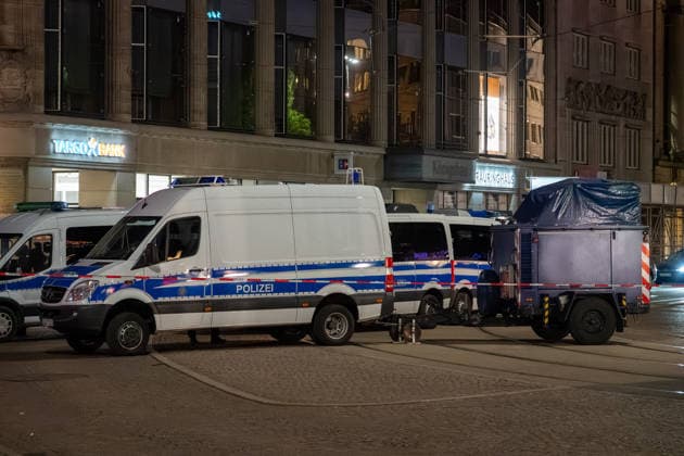 Leipzig: Auto fährt durch Menschenmenge Innenstadt Einsatzkräfte betreuen Opfer und Zeugen der Tat Am Montagnachmittag kam es in der Leipziger Innenstadt im Bereich des Augustusplatzes zu einer umfangreichen Einsatzlage, bei der ein Massenanfall von Verletzten (MANV) ausgerufen wurde. Nach ersten Erkenntnissen war ein Fahrzeug im innerstädtischen Bereich unterwegs und erfasste dabei mehrere Personen, wobei sich die Lage vom Augustusplatz über die Grimmaische Straße bis in den Bereich Markt erstreckte. Nach Angaben des Leipziger Branddirektors Axel Schuh wurden zwei Personen so schwer verletzt, dass sie noch vor Ort beziehungsweise kurze Zeit später verstarben, während zwei weitere Menschen schwere Verletzungen erlitten und nach e Copyright: xEHLxMediax 20260504_leipzig-pkw-menschenmenge_96