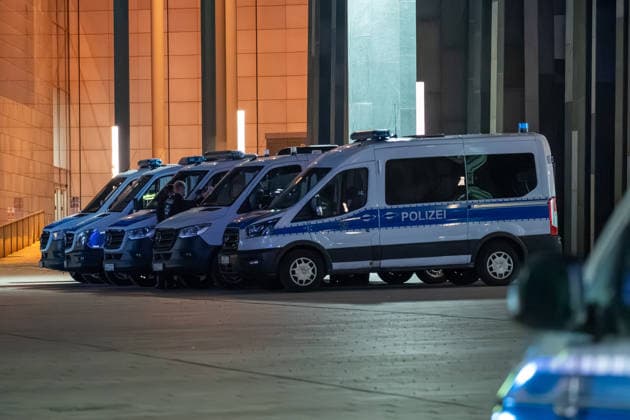 Leipzig: Auto fährt durch Menschenmenge Innenstadt Einsatzkräfte betreuen Opfer und Zeugen der Tat Am Montagnachmittag kam es in der Leipziger Innenstadt im Bereich des Augustusplatzes zu einer umfangreichen Einsatzlage, bei der ein Massenanfall von Verletzten (MANV) ausgerufen wurde. Nach ersten Erkenntnissen war ein Fahrzeug im innerstädtischen Bereich unterwegs und erfasste dabei mehrere Personen, wobei sich die Lage vom Augustusplatz über die Grimmaische Straße bis in den Bereich Markt erstreckte. Nach Angaben des Leipziger Branddirektors Axel Schuh wurden zwei Personen so schwer verletzt, dass sie noch vor Ort beziehungsweise kurze Zeit später verstarben, während zwei weitere Menschen schwere Verletzungen erlitten und nach e Copyright: xEHLxMediax 20260504_leipzig-pkw-menschenmenge_97