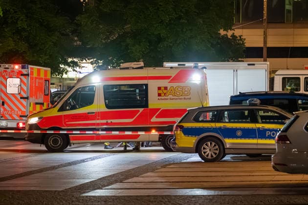Leipzig: Auto fährt durch Menschenmenge Innenstadt Einsatzkräfte betreuen Opfer und Zeugen der Tat Am Montagnachmittag kam es in der Leipziger Innenstadt im Bereich des Augustusplatzes zu einer umfangreichen Einsatzlage, bei der ein Massenanfall von Verletzten (MANV) ausgerufen wurde. Nach ersten Erkenntnissen war ein Fahrzeug im innerstädtischen Bereich unterwegs und erfasste dabei mehrere Personen, wobei sich die Lage vom Augustusplatz über die Grimmaische Straße bis in den Bereich Markt erstreckte. Nach Angaben des Leipziger Branddirektors Axel Schuh wurden zwei Personen so schwer verletzt, dass sie noch vor Ort beziehungsweise kurze Zeit später verstarben, während zwei weitere Menschen schwere Verletzungen erlitten und nach e Copyright: xEHLxMediax 20260504_leipzig-pkw-menschenmenge_98