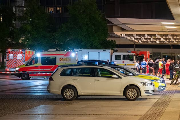 Leipzig: Auto fährt durch Menschenmenge Innenstadt Einsatzkräfte betreuen Opfer und Zeugen der Tat Am Montagnachmittag kam es in der Leipziger Innenstadt im Bereich des Augustusplatzes zu einer umfangreichen Einsatzlage, bei der ein Massenanfall von Verletzten (MANV) ausgerufen wurde. Nach ersten Erkenntnissen war ein Fahrzeug im innerstädtischen Bereich unterwegs und erfasste dabei mehrere Personen, wobei sich die Lage vom Augustusplatz über die Grimmaische Straße bis in den Bereich Markt erstreckte. Nach Angaben des Leipziger Branddirektors Axel Schuh wurden zwei Personen so schwer verletzt, dass sie noch vor Ort beziehungsweise kurze Zeit später verstarben, während zwei weitere Menschen schwere Verletzungen erlitten und nach e Copyright: xEHLxMediax 20260504_leipzig-pkw-menschenmenge_99