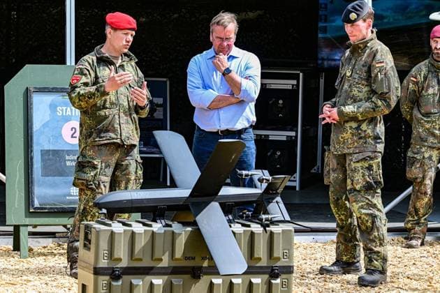 Wie das Heer kämpfen wird Fähigkeitsdemonstration des Deutschen Heeres ** NUR FÜR REDAKTIONELLE ZWECKE ** EDITORIAL USE ONLY **<p>Wie das Heer kämpfen wird Fähigkeitsdemonstration des Deutschen Heeres. Bundesminister der Verteidigung Boris Pistorius (SPD) und der Inspekteur des Heeres, Generalleutnant Christian Freuding, verschaffen sich im Rahmen einer Fähigkeitsdarstellung unter dem Motto Wie das Heer kämpfen wird einen unmittelbaren Eindruck von der Leistungsfähigkeit und den Planungen des Deutschen Heeres. Loitering Munition Helsing HX-2 (Kamikazedrohnen, Drohnen). Die gegenwärtige Bedrohungslage ist real, vielschichtig und dynamisch und sie fordert die Bundeswehr in allen Dimensionen. Dem Deutschen Copyright: MaurizioxGambarini doc85pdmf7rb2bexcpvm9j ,EDITORIAL USE ONLY