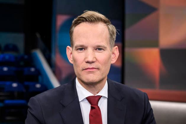 in the picture from l Hendrik Streeck CDU health politician, Federal Government Commissioner for Drugs and University Professor, GER, Berlin, hart aber fair Polittalk, TV, format, with presenter Louis Klamroth, Das Erste, Das Thema Teuer und nur Mittelmaß Was läuft schief bei Ärzten, Kliniken und Kassen 04 05 2026, Copyright: HMBxMedia UwexKoch