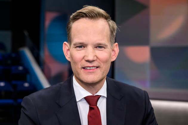 in the picture from l Hendrik Streeck CDU health politician, Federal Government Commissioner for Drugs and University Professor, GER, Berlin, hart aber fair Polittalk, TV, format, with presenter Louis Klamroth, Das Erste, Das Thema Teuer und nur Mittelmaß Was läuft schief bei Ärzten, Kliniken und Kassen 04 05 2026, Copyright: HMBxMedia UwexKoch