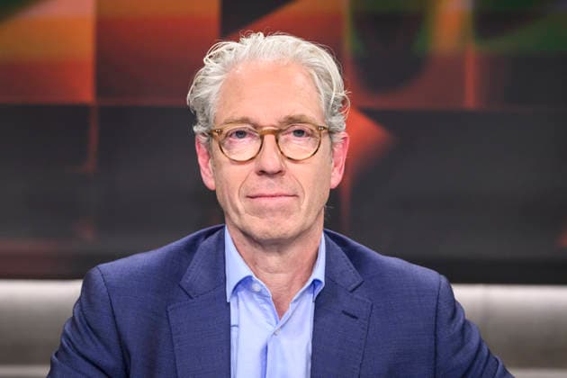 in the picture from left Andreas Gassen Chairman of the Board of the National Association of Statutory Health Insurance Physicians and orthopaedic surgeon, GER, Berlin, hart aber fair Polittalk, TV, format, with presenter Louis Klamroth, Das Erste, Das Thema Teuer und nur Mittelmaß Was läuft schief bei Ärzten, Kliniken und Kassen 04 05 2026, Copyright: HMBxMedia UwexKoch