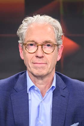 in the picture from left Andreas Gassen Chairman of the Board of the National Association of Statutory Health Insurance Physicians and orthopaedic surgeon, GER, Berlin, hart aber fair Polittalk, TV, format, with presenter Louis Klamroth, Das Erste, Das Thema Teuer und nur Mittelmaß Was läuft schief bei Ärzten, Kliniken und Kassen 04 05 2026, Copyright: HMBxMedia UwexKoch