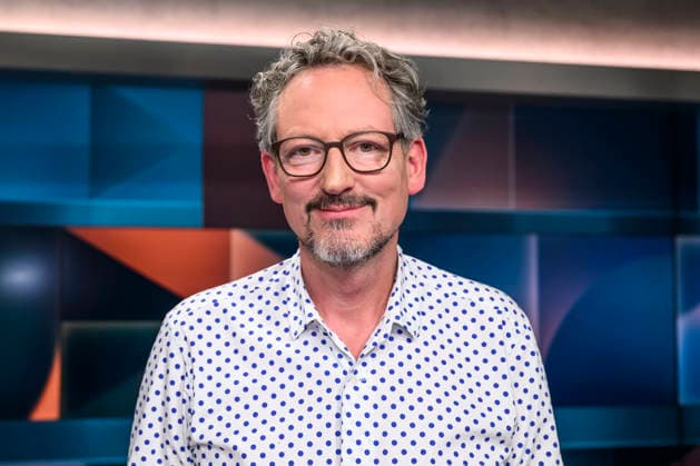 in the picture from l Eckart von Hirschhausen doctor and TV presenter, presents the ARD documentary Hirschhausen und die Deepfake Mafia about fraud with medical products, GER, Berlin, hart aber fair Polittalk, TV, format, with presenter Louis Klamroth, Das Erste, Das Thema Teuer und nur Mittelmaß Was läuft schief bei Ärzten, Kliniken und Kassen 04 05 2026, Copyright: HMBxMedia UwexKoch