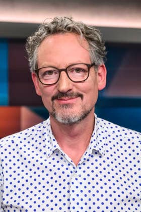 in the picture from l Eckart von Hirschhausen doctor and TV presenter, presents the ARD documentary Hirschhausen und die Deepfake Mafia about fraud with medical products, GER, Berlin, hart aber fair Polittalk, TV, format, with presenter Louis Klamroth, Das Erste, Das Thema Teuer und nur Mittelmaß Was läuft schief bei Ärzten, Kliniken und Kassen 04 05 2026, Copyright: HMBxMedia UwexKoch