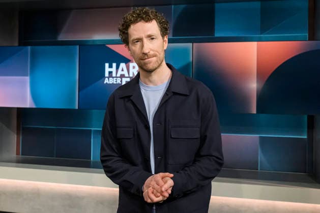 in the picture from left presenter Louis Klamroth, GER, Berlin, hart aber fair Polittalk, TV, format, with presenter Louis Klamroth, Das Erste, The topic Expensive and only mediocre Whats going wrong with doctors, clinics and health insurance companies 04 05 2026, Copyright: HMBxMedia UwexKoch