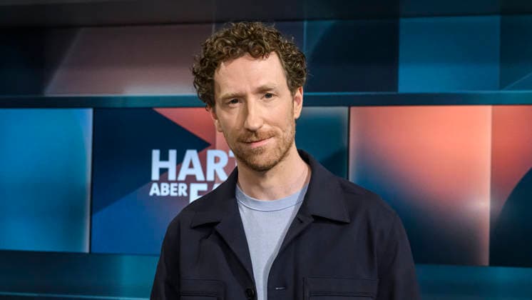 in the picture from left presenter Louis Klamroth, GER, Berlin, hart aber fair Polittalk, TV, format, with presenter Louis Klamroth, Das Erste, The topic Expensive and only mediocre Whats going wrong with doctors, clinics and health insurance companies 04 05 2026, Copyright: HMBxMedia UwexKoch