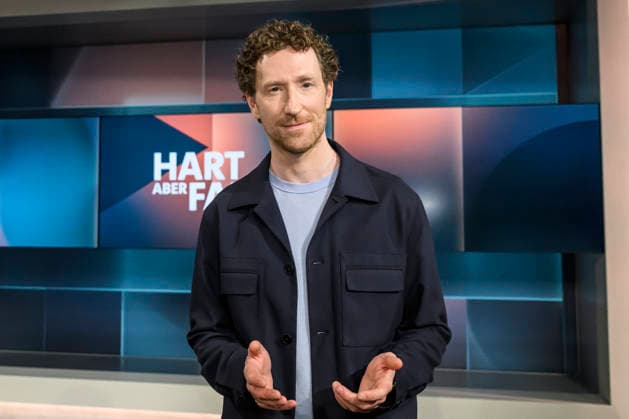 in the picture from left presenter Louis Klamroth, GER, Berlin, hart aber fair Polittalk, TV, format, with presenter Louis Klamroth, Das Erste, The topic Expensive and only mediocre Whats going wrong with doctors, clinics and health insurance companies 04 05 2026, Copyright: HMBxMedia UwexKoch