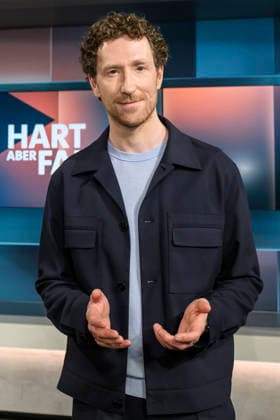 in the picture from left presenter Louis Klamroth, GER, Berlin, hart aber fair Polittalk, TV, format, with presenter Louis Klamroth, Das Erste, The topic Expensive and only mediocre Whats going wrong with doctors, clinics and health insurance companies 04 05 2026, Copyright: HMBxMedia UwexKoch