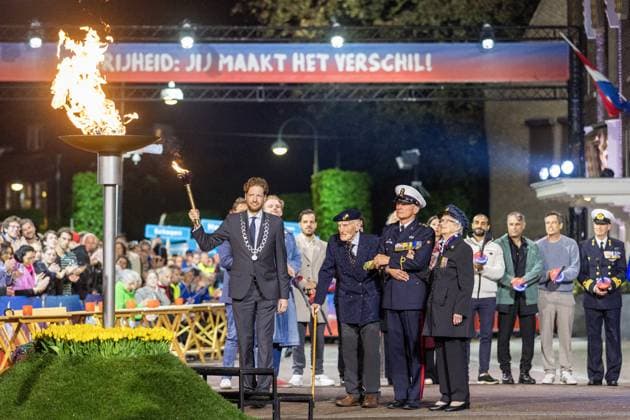 WAGENINGEN - Veterans Robbie Hall (103 years old) from the United Kingdom and Johan Geneuglijk (105 years old) from the Netherlands, together with Mayor Floor Vermeulen, light the Liberation Fire during the Liberation Fire ceremony. The ceremony symbolizes the transition from commemorating war victims to celebrating freedom. VINCENT JANNINK ANP netherlands out - belgium out  Copyright: xx x557495405x originalFilename: 557495405.jpg