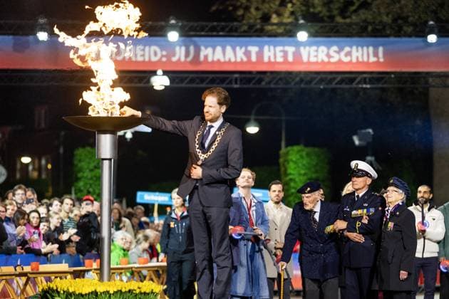 WAGENINGEN - Veterans Robbie Hall (103 years old) from the United Kingdom and Johan Geneuglijk (105 years old) from the Netherlands, together with Mayor Floor Vermeulen, light the Liberation Fire during the Liberation Fire ceremony. The ceremony symbolizes the transition from commemorating war victims to celebrating freedom. VINCENT JANNINK ANP netherlands out - belgium out  Copyright: xx x557496708x originalFilename: 557496708.jpg
