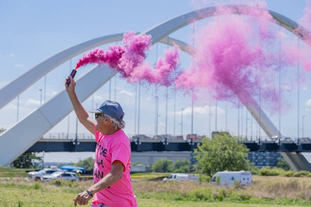 May 4, 2026, Washington, District Of Columbia, USA: Supporters gather below the Frederick Douglass Memorial Bridge as GUIDO REICHSTADTER continues his protest from atop the structure after roughly 78 hours. Washington USA - ZUMAk206 20260504_znp_k206_020 Copyright: xMattxKaminskyx