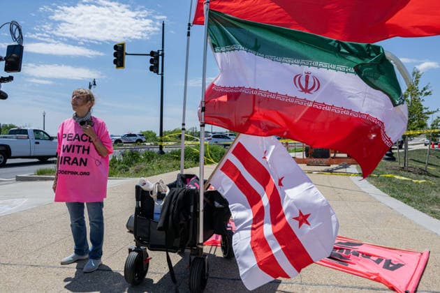 May 4, 2026, Washington, District Of Columbia, USA: Supporters gather below the Frederick Douglass Memorial Bridge as GUIDO REICHSTADTER continues his protest from atop the structure after roughly 78 hours. Washington USA - ZUMAk206 20260504_znp_k206_023 Copyright: xMattxKaminskyx