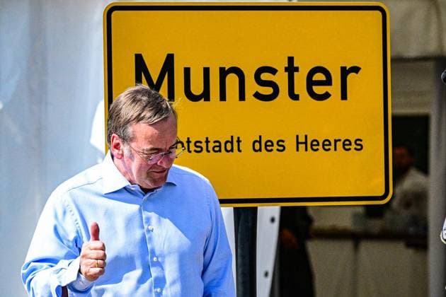 Wie das Heer kämpfen wird Fähigkeitsdemonstration des Deutschen Heeres ** NUR FÜR REDAKTIONELLE ZWECKE ** EDITORIAL USE ONLY **<p>Wie das Heer kämpfen wird Fähigkeitsdemonstration des Deutschen Heeres. Bundesminister der Verteidigung Boris Pistorius (SPD) verschafft sich im Rahmen einer Fähigkeitsdarstellung unter dem Motto Wie das Heer kämpfen wird einen unmittelbaren Ein druck von der Leistungsfähigkeit und den Planungen des Deutschen Heeres. Die gegenwärtige Bedrohungslage ist real, vielschichtig und dynamisch und sie fordert die Bundeswehr in allen Dimensionen. Dem Deutschen Heer als Träger des Gefechts an Land kommt dabei eine besondere Verantwortung zu. Denn hier entscheidet sich im Kern die Fäh Copyright: MaurizioxGambarini doc85pf8p4dxvr1n1o0r19dg ,EDITORIAL USE ONLY