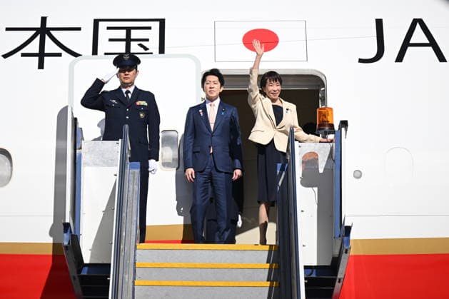 SANAE TAKAICHI AUSTRALIA VISIT, Prime Minister of Japan Sanae Takaichi waves as she boards a plane to depart from Fairbairn Airport in Canberra, Tuesday, May 5, 2026. Prime Minister of Japan Sanae Takaichi is on a three-day visit to Australia. ( NO ARCHIVING CANBERRA AUSTRALIAN CAPITAL TERRITORY AUSTRALIA  Copyright: xLUKASxCOCHx 20260505125768961846