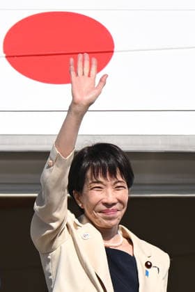 SANAE TAKAICHI AUSTRALIA VISIT, Prime Minister of Japan Sanae Takaichi waves as she boards a plane to depart from Fairbairn Airport in Canberra, Tuesday, May 5, 2026. Prime Minister of Japan Sanae Takaichi is on a three-day visit to Australia. ( NO ARCHIVING CANBERRA AUSTRALIAN CAPITAL TERRITORY AUSTRALIA  Copyright: xLUKASxCOCHx 20260505138712124706
