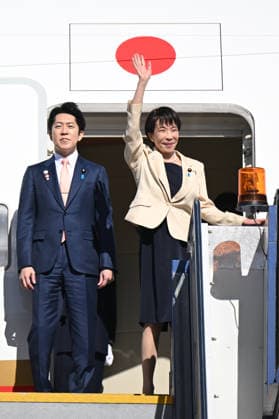 SANAE TAKAICHI AUSTRALIA VISIT, Prime Minister of Japan Sanae Takaichi waves as she boards a plane to depart from Fairbairn Airport in Canberra, Tuesday, May 5, 2026. Prime Minister of Japan Sanae Takaichi is on a three-day visit to Australia. ( NO ARCHIVING CANBERRA AUSTRALIAN CAPITAL TERRITORY AUSTRALIA  Copyright: xLUKASxCOCHx 20260505194674109694