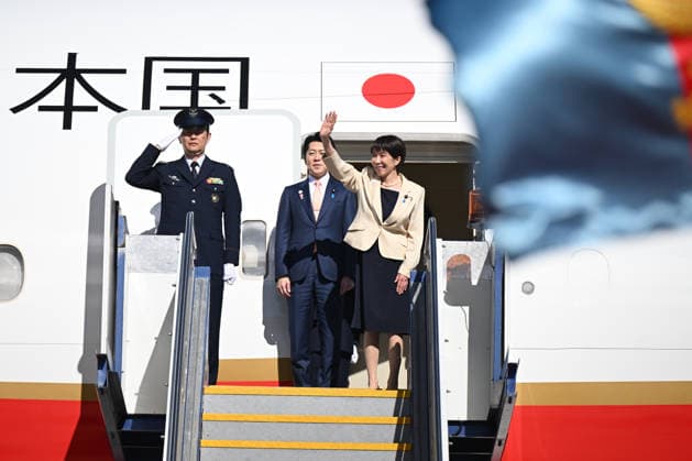 SANAE TAKAICHI AUSTRALIA VISIT, Prime Minister of Japan Sanae Takaichi waves as she boards a plane to depart from Fairbairn Airport in Canberra, Tuesday, May 5, 2026. Prime Minister of Japan Sanae Takaichi is on a three-day visit to Australia. ( NO ARCHIVING CANBERRA AUSTRALIAN CAPITAL TERRITORY AUSTRALIA  Copyright: xLUKASxCOCHx 20260505192881088610