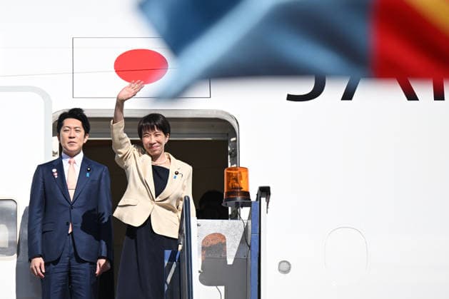 SANAE TAKAICHI AUSTRALIA VISIT, Prime Minister of Japan Sanae Takaichi waves as she boards a plane to depart from Fairbairn Airport in Canberra, Tuesday, May 5, 2026. Prime Minister of Japan Sanae Takaichi is on a three-day visit to Australia. ( NO ARCHIVING CANBERRA AUSTRALIAN CAPITAL TERRITORY AUSTRALIA  Copyright: xLUKASxCOCHx 20260505177018104472