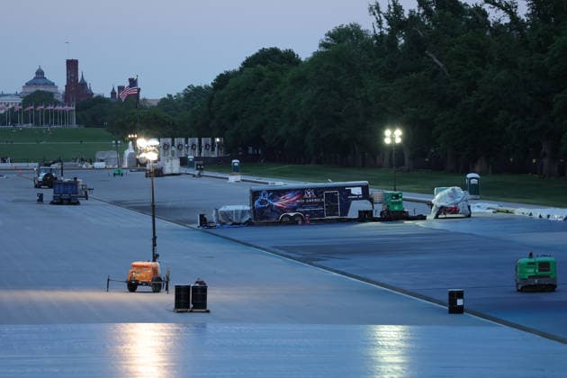 WASHINGTON, D.C. MAY 4: View of the Lincoln Memorial Reflecting Pool makeover as workers paint the bottom of the pool ˜American flag blue™ on orders of President Trump on May 4, 2026 in Washington, D.C. Copyright: xmpi34x