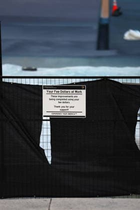 WASHINGTON, D.C. MAY 4: View of the Lincoln Memorial Reflecting Pool makeover as workers paint the bottom of the pool ˜American flag blue™ on orders of President Trump on May 4, 2026 in Washington, D.C. Copyright: xmpi34x