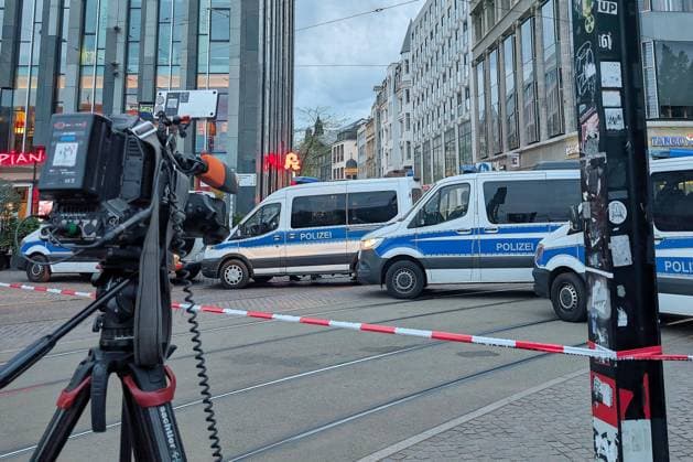 Leipzig, Saxony, Germany, 04 05 2026 Car drives into crowd in Leipzig The incident took place on Grimmaische Straße in the city center, the area between Augustusplatz and Ritterstraße was cordoned off A ZDF camera stands in front of the cordon Copyright: xdtsxNachrichtenagenturx dts_117595