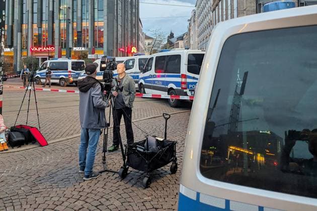 Leipzig, Saxony, Germany, 04 05 2026 Car drives into crowd in Leipzig The incident took place on Grimmaische Straße in the city center, the area between Augustusplatz and Ritterstraße was cordoned off A WELT TV camera stands in front of the cordon Copyright: xdtsxNachrichtenagenturx dts_117597