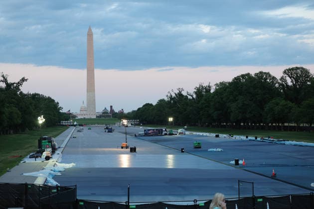 WASHINGTON, D.C. MAY 4: View of the Lincoln Memorial Reflecting Pool makeover as workers paint the bottom of the pool ˜American flag blue™ on orders of President Trump on May 4, 2026 in Washington, D.C. Copyright: xmpi34x