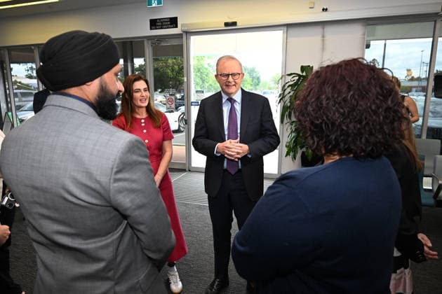 ANTHONY ALBANESE MURRUMBA DOWNS, The Member for Dickson, Ali France and Australian Prime Minister Anthony Albanese (centre) are seen speaking to staff during a visit to the Murrumba Downs Medicare Urgent Care Clinic at Murrumba Downs, in Brisbane, Tuesday, May 5, 2026.( NO ARCHIVING Newcastle New South Wales Australia  Copyright: xDARRENxENGLANDx 20260505189022094618