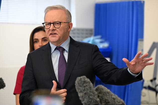 ANTHONY ALBANESE MURRUMBA DOWNS, The Australian Prime Minister, Anthony Albanese speaks to the media during a visit to the Murrumba Downs Medicare Urgent Care Clinic at Murrumba Downs, in Brisbane, Tuesday, May 5, 2026.( NO ARCHIVING Newcastle New South Wales Australia  Copyright: xDARRENxENGLANDx 20260505184553868142