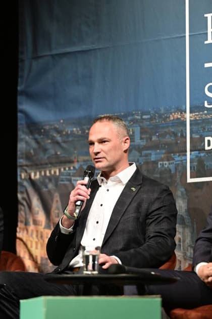 Sebastian Wippel at the SZ election forum for the mayoral election in Görlitz The mayoral candidates in the big panel discussion of the Sächsische Zeitung in the Görlitz Theater, 04 05 2026 Copyright: xMatthiasxWehnertx