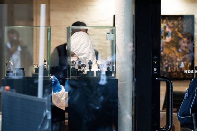 Robbery at Nos Montres Boutique - Paris Forensic police after the robbery of a luxury watch shop in the 8th arrondissement of Paris, France on May 4, 2026. The damage is estimated at 300,000 euros. Photo by Florian Poitout ABACAPRESS.COM Paris France  Copyright: xPoitoutxFlorian ABACAx