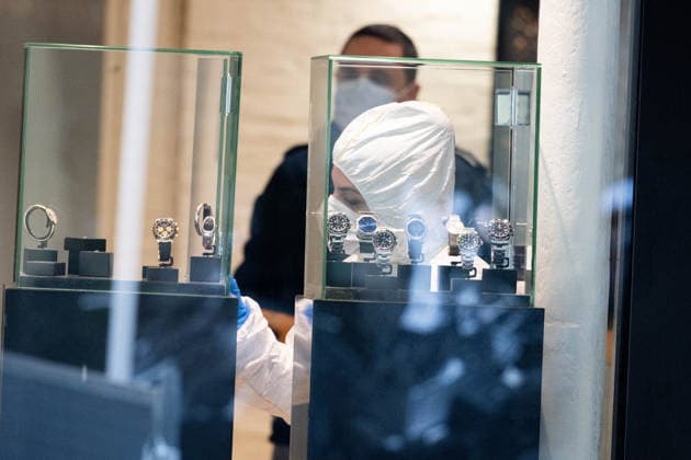 Robbery at Nos Montres Boutique - Paris Forensic police after the robbery of a luxury watch shop in the 8th arrondissement of Paris, France on May 4, 2026. The damage is estimated at 300,000 euros. Photo by Florian Poitout ABACAPRESS.COM Paris France  Copyright: xPoitoutxFlorian ABACAx