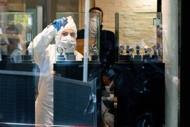Robbery at Nos Montres Boutique - Paris Forensic police after the robbery of a luxury watch shop in the 8th arrondissement of Paris, France on May 4, 2026. The damage is estimated at 300,000 euros. Photo by Florian Poitout ABACAPRESS.COM Paris France  Copyright: xPoitoutxFlorian ABACAx