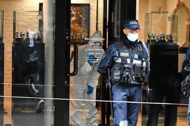 Robbery at Nos Montres Boutique - Paris Forensic police after the robbery of a luxury watch shop in the 8th arrondissement of Paris, France on May 4, 2026. The damage is estimated at 300,000 euros. Photo by Florian Poitout ABACAPRESS.COM Paris France  Copyright: xPoitoutxFlorian ABACAx