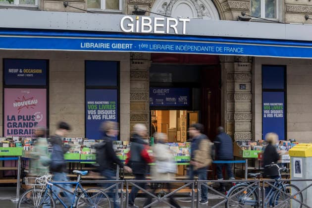 Paris, France May 4, 2026 - People walk past the Gibert Joseph bookstore on Boulevard Saint-Michel. The legendary bookstore in the Latin Quarter announced on April 28 that it had filed for bankruptcy protection. Facing financial difficulties, it is seeking to adapt its business model, at a time when one in five books purchased in France is secondhand. ECONOMIE, LIBRAIRIE GIBERT JOSEPH, ILLUSTRATION, GENERIQUE, RIVE GAUCHE, LIVRES, BANQUEROUTE, DIFFICULTES FINANCIERE, ENSEIGNE, LIBRAIRE, LECTURE, LIRE, REDRESSEMENT JUDICIAIRE, LECTEURS, LIVRES NEUFS, LIVRES D OCCASION, LIBRAIRIE INDEPENDANTE, COMMERCE EN LIGNE, ECOMMERCE Copyright: xVincentxIsorex