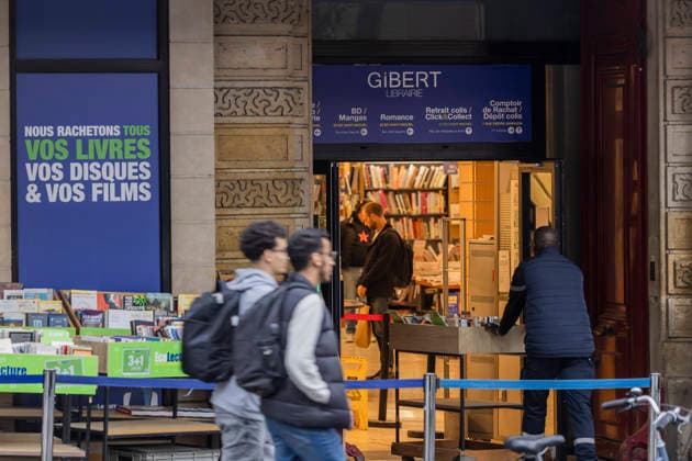 Paris, France May 4, 2026 - People walk past the Gibert Joseph bookstore on Boulevard Saint-Michel. The legendary bookstore in the Latin Quarter announced on April 28 that it had filed for bankruptcy protection. Facing financial difficulties, it is seeking to adapt its business model, at a time when one in five books purchased in France is secondhand. ECONOMIE, LIBRAIRIE GIBERT JOSEPH, ILLUSTRATION, GENERIQUE, RIVE GAUCHE, LIVRES, BANQUEROUTE, DIFFICULTES FINANCIERE, ENSEIGNE, LIBRAIRE, LECTURE, LIRE, REDRESSEMENT JUDICIAIRE, LECTEURS, LIVRES NEUFS, LIVRES D OCCASION, LIBRAIRIE INDEPENDANTE, COMMERCE EN LIGNE, ECOMMERCE Copyright: xVincentxIsorex