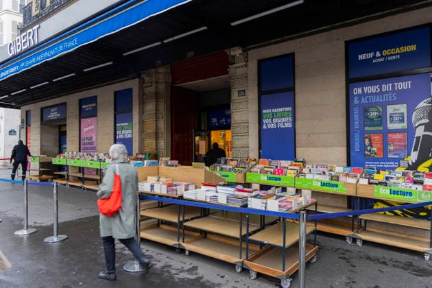 Paris, France May 4, 2026 - People walk past the Gibert Joseph bookstore on Boulevard Saint-Michel. The legendary bookstore in the Latin Quarter announced on April 28 that it had filed for bankruptcy protection. Facing financial difficulties, it is seeking to adapt its business model, at a time when one in five books purchased in France is secondhand. ECONOMIE, LIBRAIRIE GIBERT JOSEPH, ILLUSTRATION, GENERIQUE, RIVE GAUCHE, LIVRES, BANQUEROUTE, DIFFICULTES FINANCIERE, ENSEIGNE, LIBRAIRE, LECTURE, LIRE, REDRESSEMENT JUDICIAIRE, LECTEURS, LIVRES NEUFS, LIVRES D OCCASION, LIBRAIRIE INDEPENDANTE, COMMERCE EN LIGNE, ECOMMERCE Copyright: xVincentxIsorex