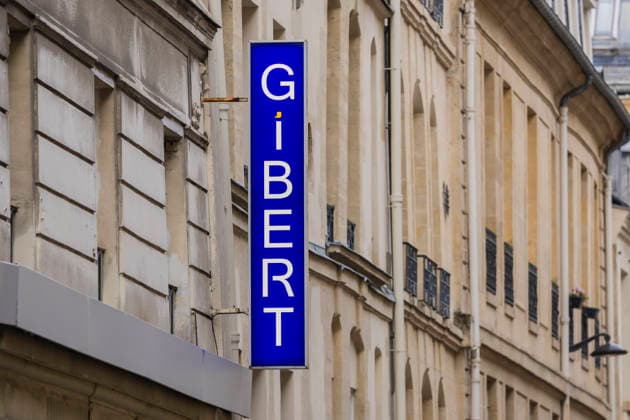 Paris, France May 4, 2026 - People walk past the Gibert Joseph bookstore on Boulevard Saint-Michel. The legendary bookstore in the Latin Quarter announced on April 28 that it had filed for bankruptcy protection. Facing financial difficulties, it is seeking to adapt its business model, at a time when one in five books purchased in France is secondhand. ECONOMIE, LIBRAIRIE GIBERT JOSEPH, ILLUSTRATION, GENERIQUE, RIVE GAUCHE, LIVRES, BANQUEROUTE, DIFFICULTES FINANCIERE, ENSEIGNE, LIBRAIRE, LECTURE, LIRE, REDRESSEMENT JUDICIAIRE, LECTEURS, LIVRES NEUFS, LIVRES D OCCASION, LIBRAIRIE INDEPENDANTE, COMMERCE EN LIGNE, ECOMMERCE Copyright: xVincentxIsorex
