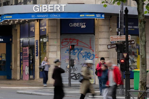 Paris, France May 4, 2026 - People walk past the Gibert Joseph bookstore on Boulevard Saint-Michel. The legendary bookstore in the Latin Quarter announced on April 28 that it had filed for bankruptcy protection. Facing financial difficulties, it is seeking to adapt its business model, at a time when one in five books purchased in France is secondhand. ECONOMIE, LIBRAIRIE GIBERT JOSEPH, ILLUSTRATION, GENERIQUE, RIVE GAUCHE, LIVRES, BANQUEROUTE, DIFFICULTES FINANCIERE, ENSEIGNE, LIBRAIRE, LECTURE, LIRE, REDRESSEMENT JUDICIAIRE, LECTEURS, LIVRES NEUFS, LIVRES D OCCASION, LIBRAIRIE INDEPENDANTE, COMMERCE EN LIGNE, ECOMMERCE Copyright: xVincentxIsorex