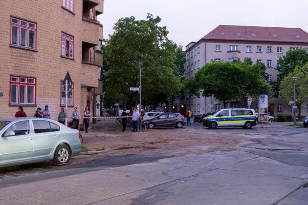 A burst water main at the corner of Dunckerstraße and Krügerstraße in Berlin Prenzlauer Berg has washed out part of the street The fire department, police, and Berliner Wasserbetriebe are on the scene Wasserrohrbruch in Prenzlauer Berg sp2026050431010.jpg