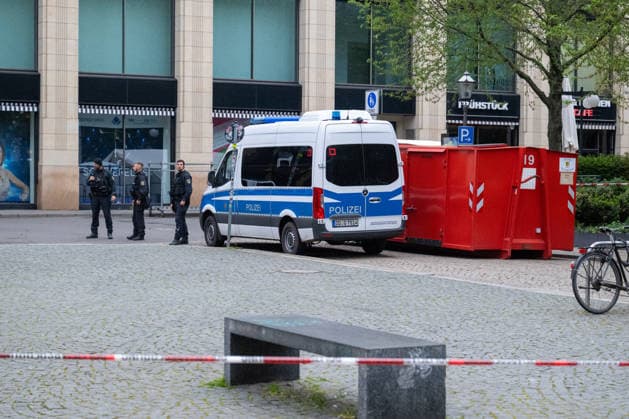 Leipzig - Einen Tag nach der Amok-Fahrt: Stadt steht unter Schock, Polizei sperrt weiter Tatort ab, Wochenmarkt abgesagt 05.05.2026 gegen 7.30 Uhr Leipzig, Thomasgasse Markt Fotograf: EHL Media Erik-Holm Langhof Einen Tag nach dem tragischen Ende einer Amok-Fahrt durch die Leipziger Innenstadt laufen die Ermittlungen der Polizei zu den Tatumständen weiter. Wie die Polizei am Abend mitteilte, liefen die Ermittlungen gegen einen 33-jährigen Deutschen. Ihm wird vorgeworfen, eine 63-jährige Frau und einen 77-jährigen Mann mit einem VW Taigo erfasst und getötet sowie weitere Menschen verletzt zu haben. Es werde wegen zweifachen Mordes und mehrfachen Mordversuchs ermittelt. Die mutmaßlichen Hintergründe der Tat sind Gegenstand der laufend Copyright: xEHLxMedia Erik-HolmxLanghofx 20260505_amok-tag2-leipzig_1